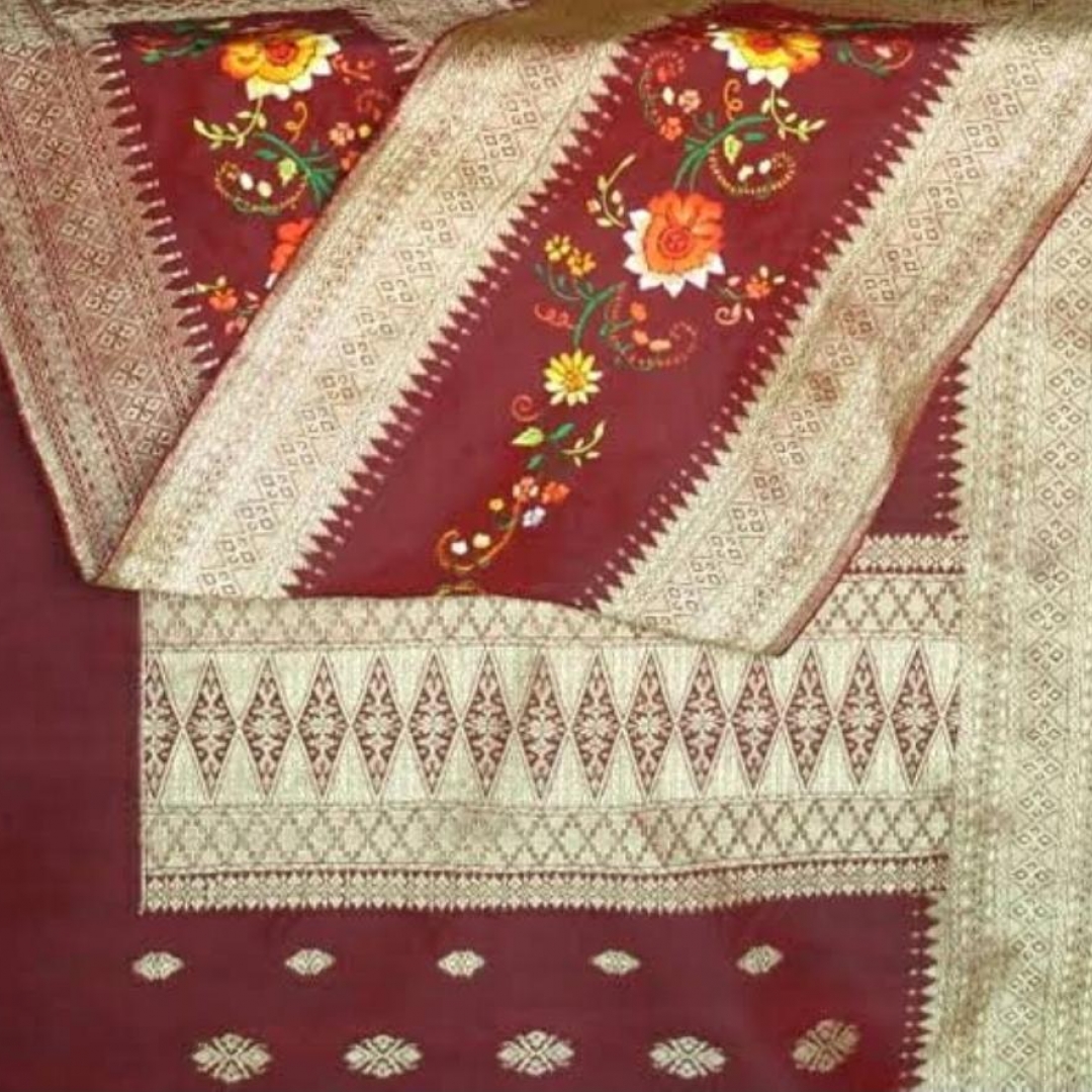 Songket Pandai Sikek Khas Sumatera Barat Tampil di Panggung Indonesian Fashion Week 2019