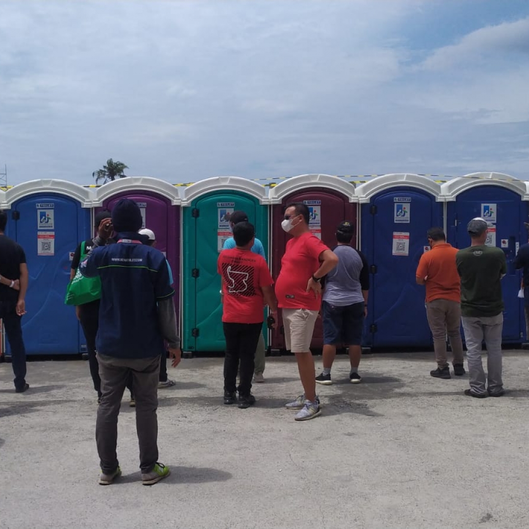 Warna-Warni Toilet Portable dari Sewatoilet.com ikut balapan di Sirkuit Mandalika, Lombok : Puluhan Toilet Portable Hadir sebagai sanitasi pelengkap di Sirkuit Internasional Mandalika 