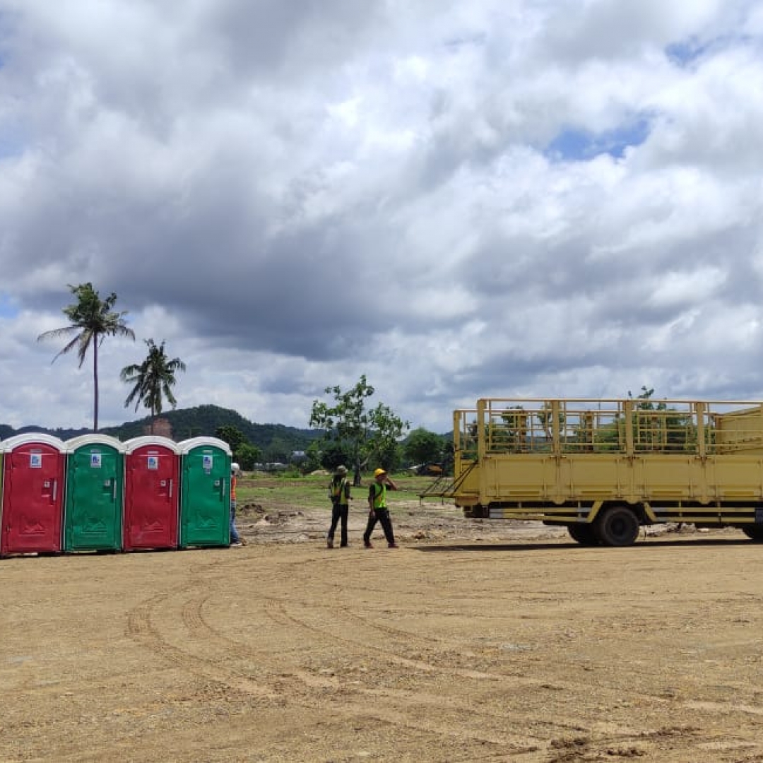 Warna-Warni Toilet Portable dari Sewatoilet.com ikut balapan di Sirkuit Mandalika, Lombok : Puluhan Toilet Portable Hadir sebagai sanitasi pelengkap di Sirkuit Internasional Mandalika 